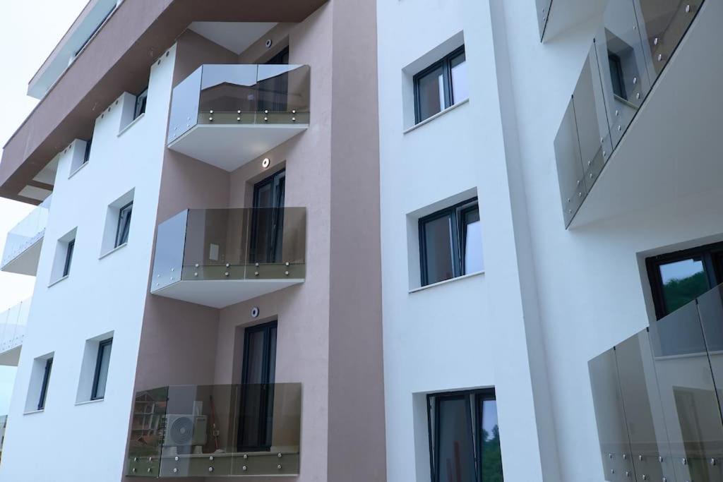 City Center Accommodation - 404 Решица Екстериор снимка